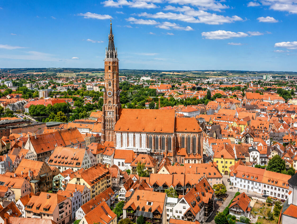Panoramablick auf eine europäische Stadt Landshut Panoramablick auf eine europäische Stadt Landshut